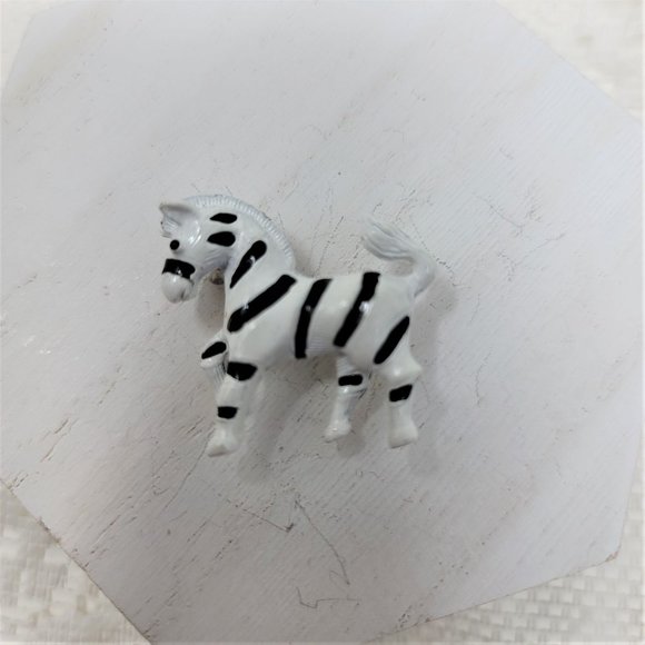 Zebra Metal Pin Brooch Small Black & White Fun - Picture 3 of 7
